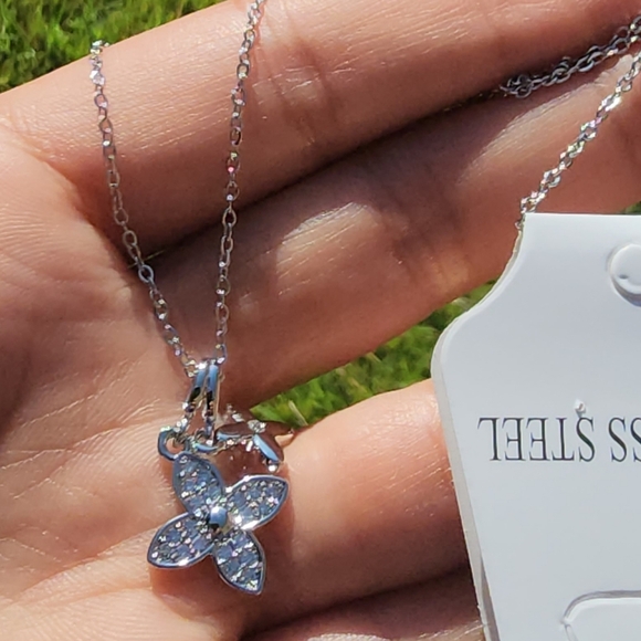 Stainless Steel Sparkly Silver Flower Pendant Necklace – Anthropologie Inspired - Picture 5 of 5